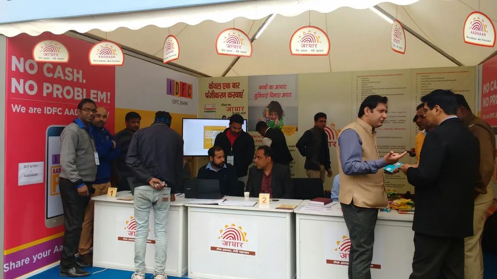 पासबुक हाथ में लिए खुश बुज़ुर्ग व्यक्ति
