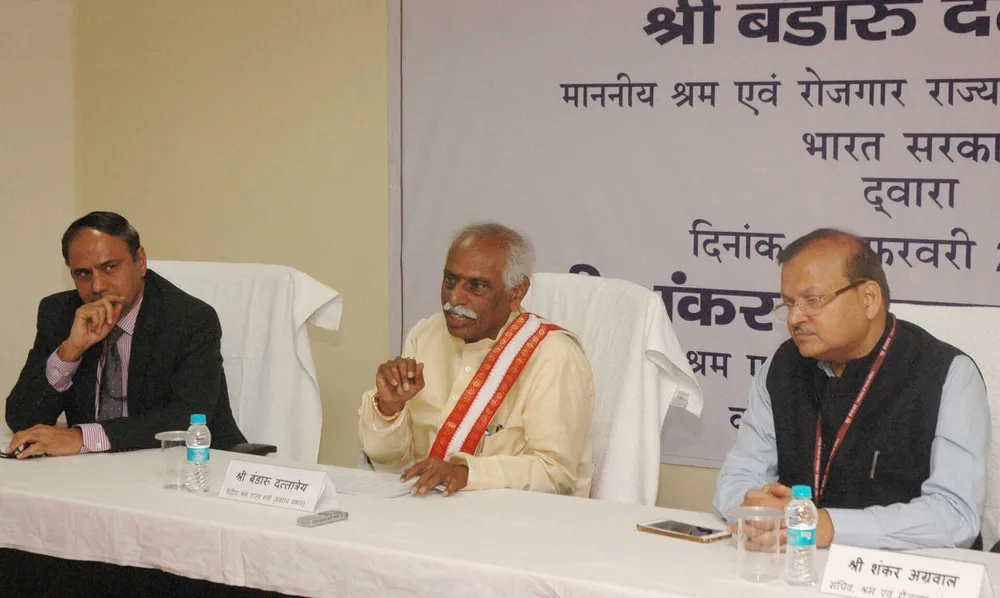 PF निकासी के लिए दस्तावेज़ जाँचता कर्मचारी
