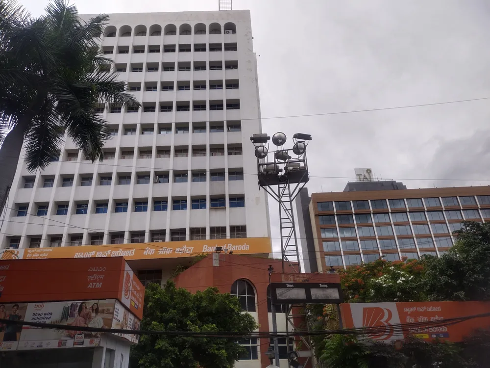 रुपये के नोट और बैंक पासबुक