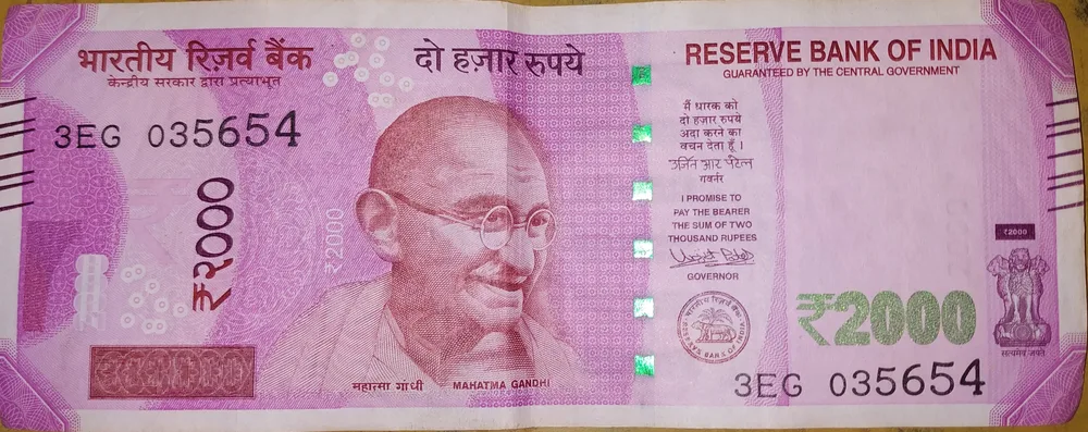 भारतीय रुपये के नोट और कैलकुलेटर
