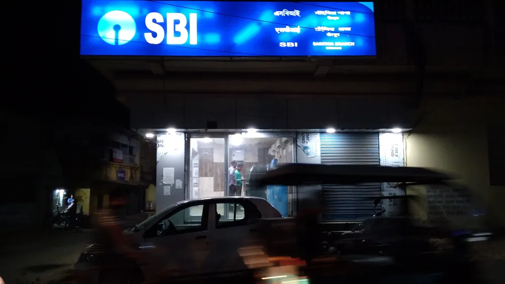 बैंक में फिक्स्ड डिपॉज़िट काउंटर पर ग्राहक