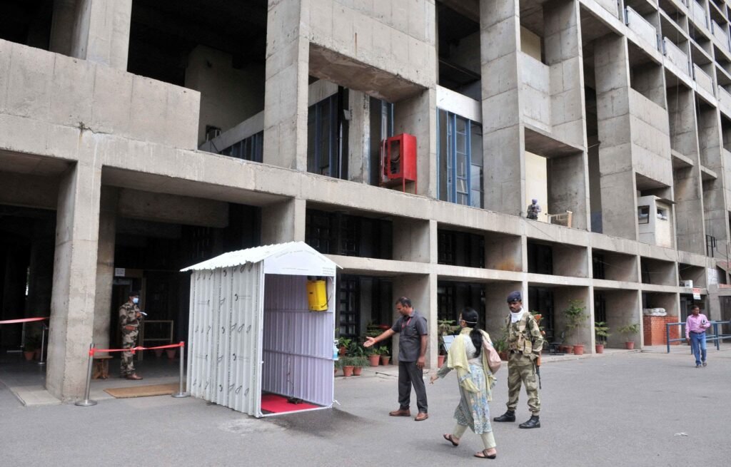 फोटो का पहला हिस्सा सीधे उस वित्तीय संस्थान (IDFC Bank) को दर्शाता है जहां जनता और सरकार का पैसा जमा था। यह पाठक को तुरंत समझाता है कि मामला किस बैंक से जुड़ा है।